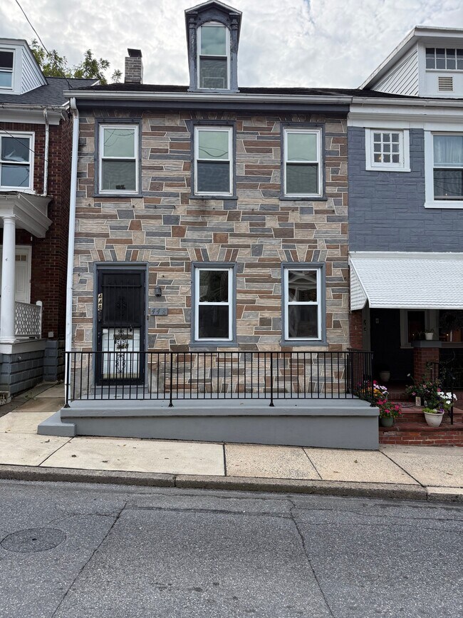 Building Photo - 448 W Vine St