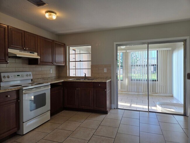 Building Photo - S. BISCAYNE & TAMIAMI TR -2 bedroom
