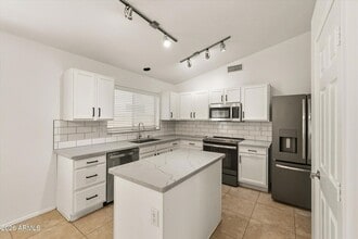 Building Photo - 2212 E Vista Bonita Dr