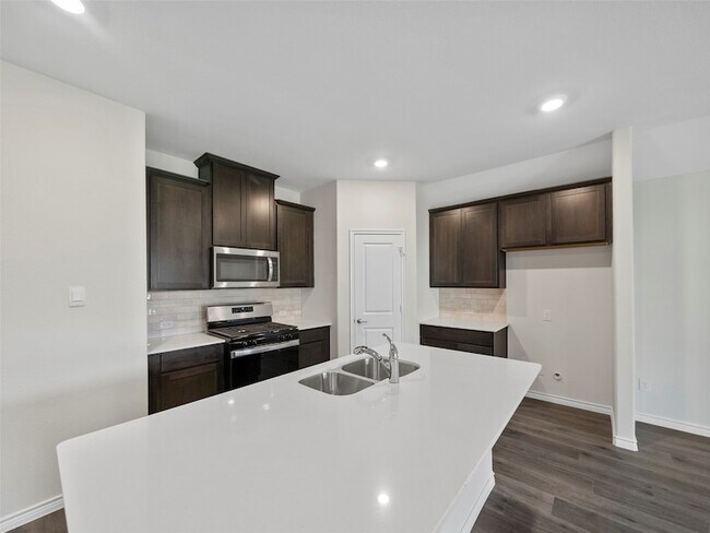Building Photo - 10505 Breezeway Dr