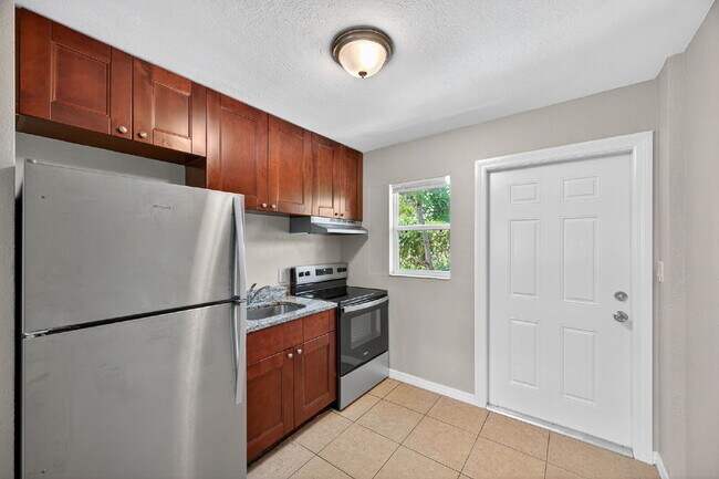 Building Photo - Spacious 2 bed apartment with fenced courtyard, parking, payment plans available for security dep...