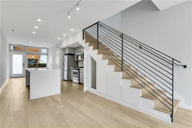 Building Photo - 2002 E 7th St