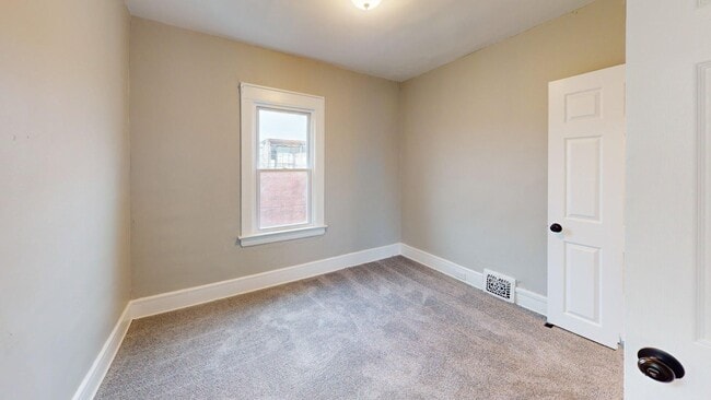 Building Photo - Edgewater Neighborhood - 3 bedroom - 2 Bat...