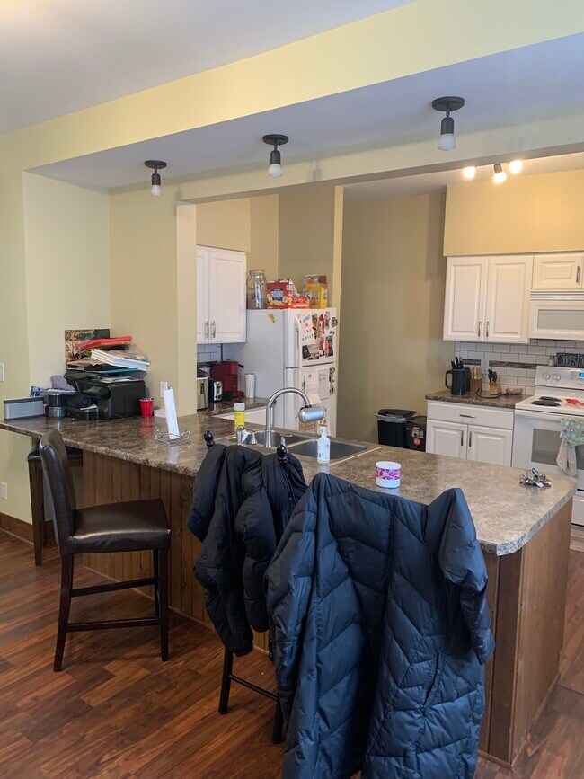 Building Photo - 409 E Cherry St