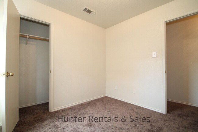 Building Photo - Small Town Living!