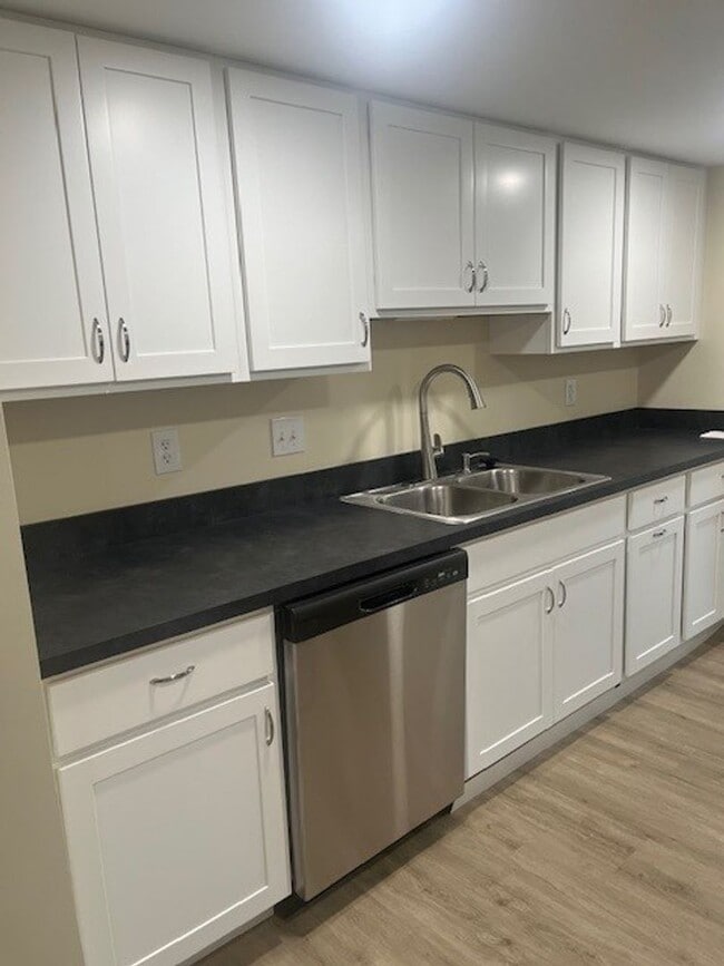 Building Photo - Gorgeous home with boat slip and water views