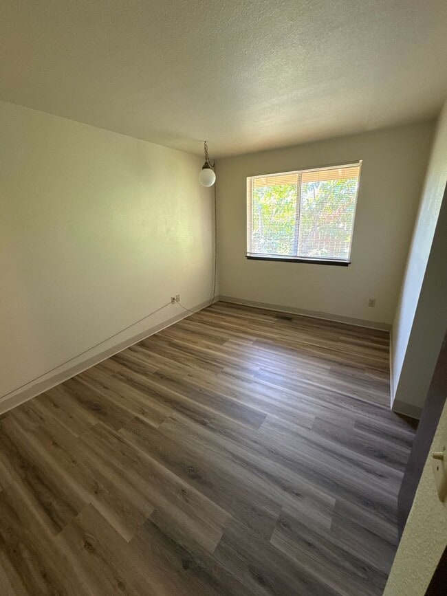Building Photo - Cute 3 Bedroom 1 Bath in NW Corvallis! Sma...