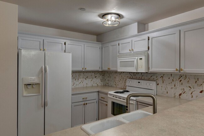 Building Photo - Updated 2 Bedroom 2 Bath Condo near Ft. Nu...