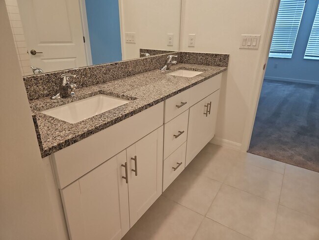 Building Photo - Dazzling 3-bedroom, 2.5-bathroom, 1 car ga...