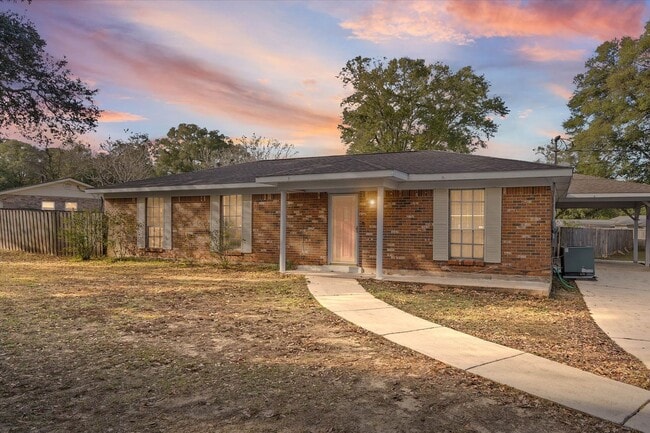 Building Photo - JUST LISTED!