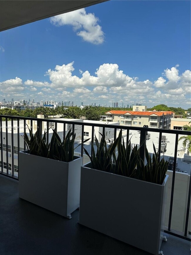 Building Photo - 2625 Collins Ave