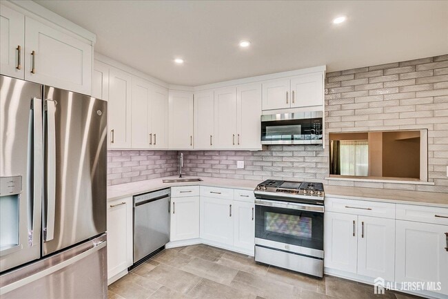 Building Photo - 369 Bromley Pl