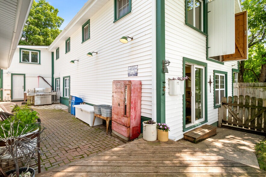 Exterior space - 123 S Ferry Dr