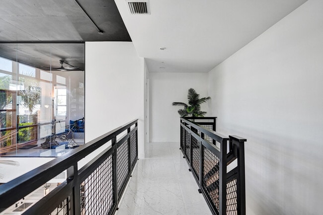 Building Photo - 365 SE 6th Ave