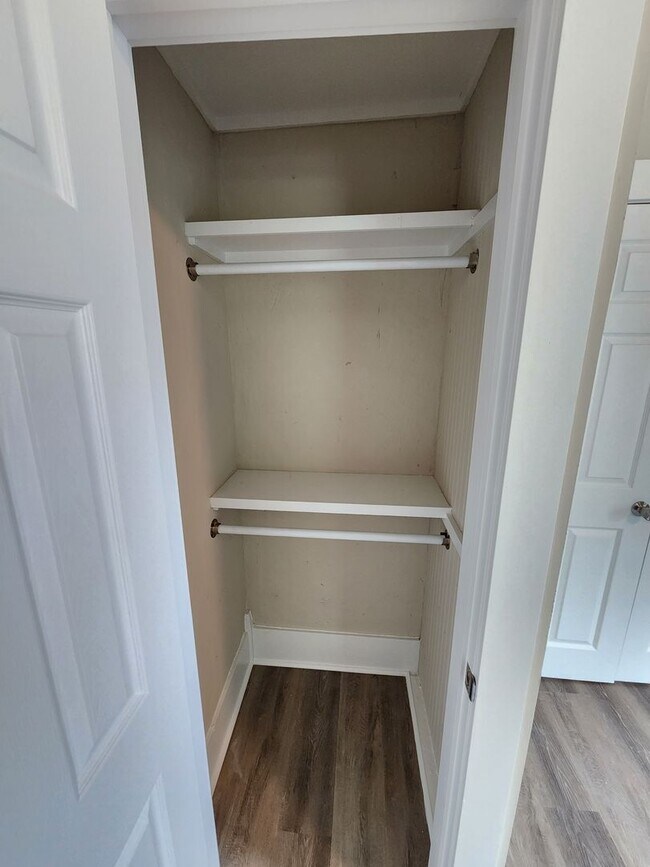 Building Photo - Spacious 3-Bedroom, 1-Bathroom Home AVAILABLE NOW!!