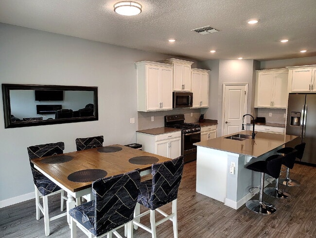 Building Photo - "Resort-Style Living in Davenport: Spacious 4-Bedroom Home with Solar Panels, Internet Included &...