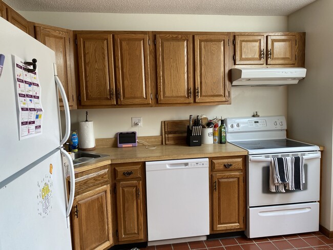 Building Photo - 10 Wiggins Farm Dr