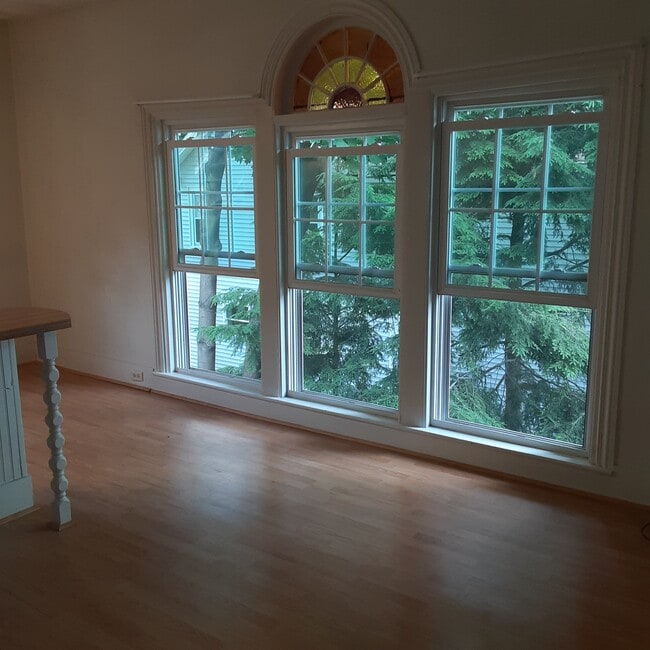 Primary Photo - 105 Somerset St