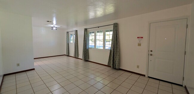 Building Photo - Less Than 1 Mile to ASU! 3 Bed / 2 Bath with Bonus room that can be an office or 4th bedroom!