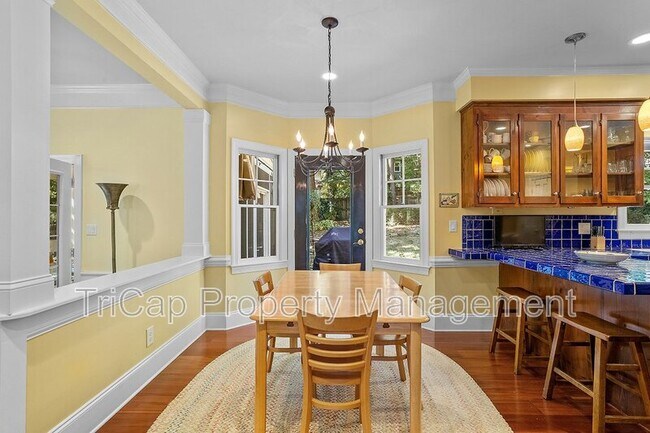 Building Photo - 2113 Hamrick Dr