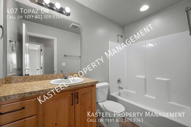 Building Photo - 407 Topaz Dr