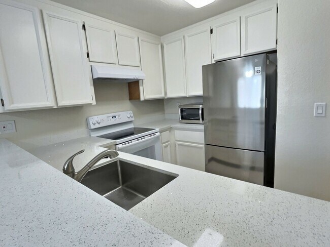 Building Photo - 1 Bed/1 Bath Updated Condo with Great Amen...