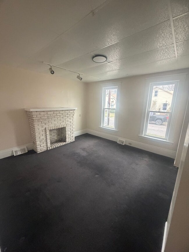 Building Photo - 1017 W 5th St