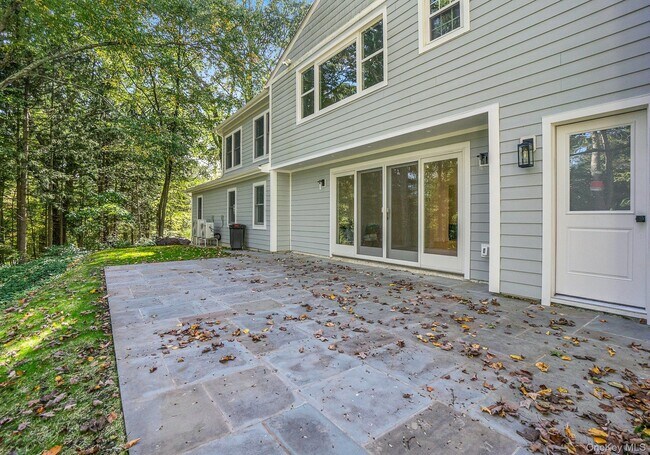 Building Photo - 6 Fox Ridge Rd