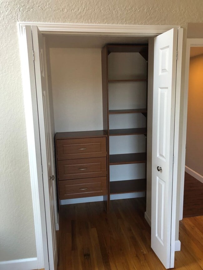 Building Photo - 2Br/2Ba - 1 Car Garage Townhouse in the He...