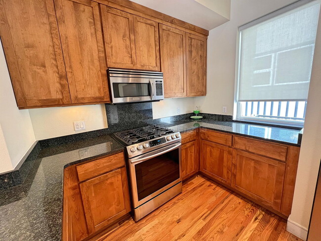 Building Photo - 2403 Bryant St