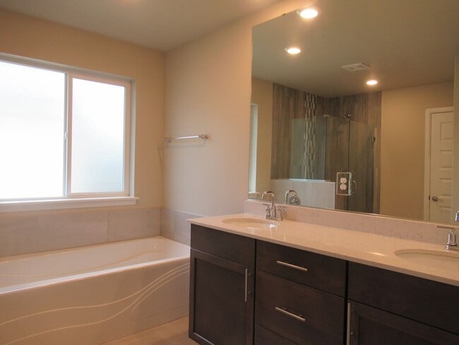 Building Photo - Light and bright 4 bedroom, 2.5 bath home in Covington's Maple Hills community