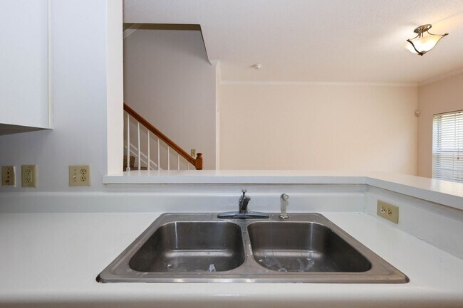 Building Photo - 230 Amal Dr SW