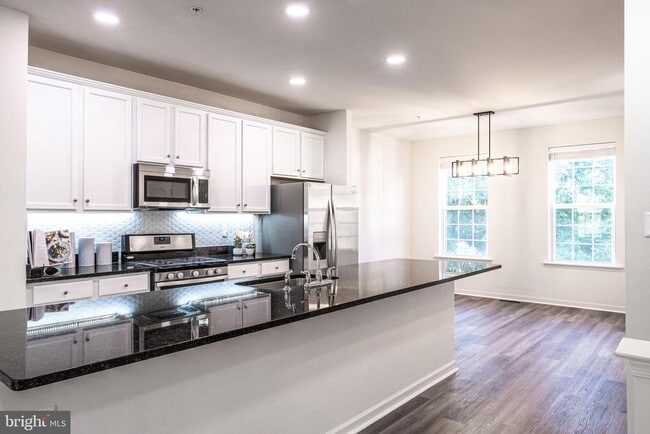 Building Photo - 3541 Woodlake Dr