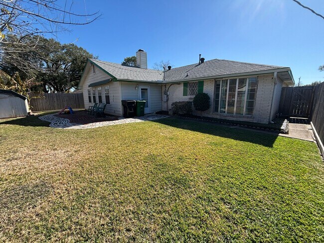 Building Photo - 11018 Sharpview Dr