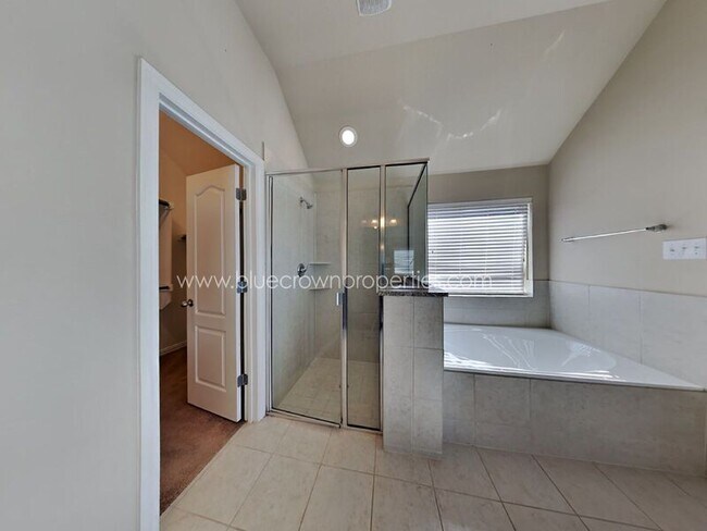 Building Photo - 1618 Sherwood Dr