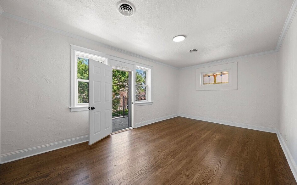 Building Photo - 5006 Tholozan Ave