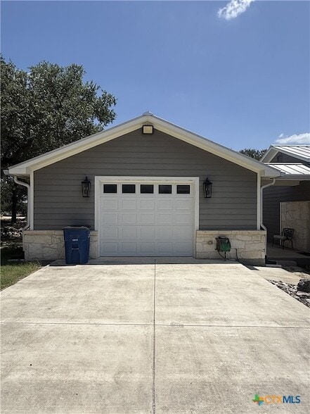Building Photo - 4130 Summit Dr