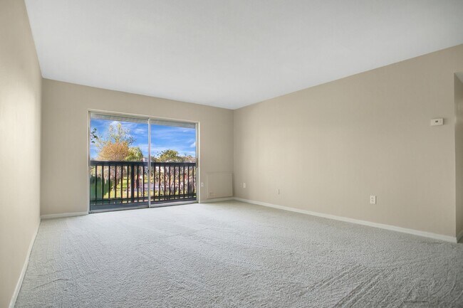 Building Photo - 1ST MONTH RENT FREE 2 Bed 1 Bath 2nd Floor Unit With Balcony In Desirable Area Winter Park Sectio...