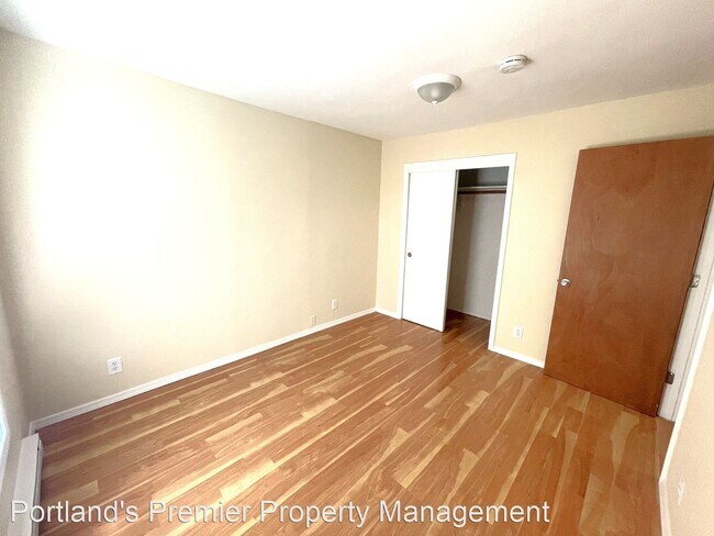 Building Photo - 4 br, 1 bath House - 9312 E Burnside Street