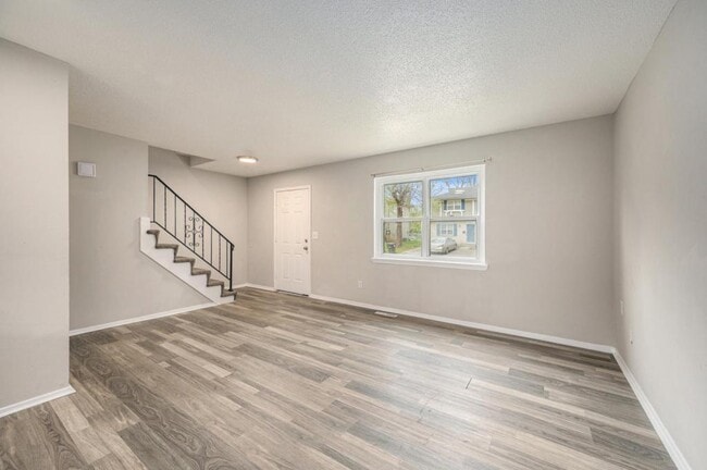 Building Photo - 221 N Oak Dr