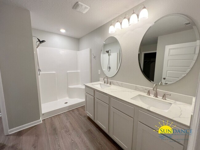 Building Photo - Gorgeous 4 Bedroom Home in Crestview!