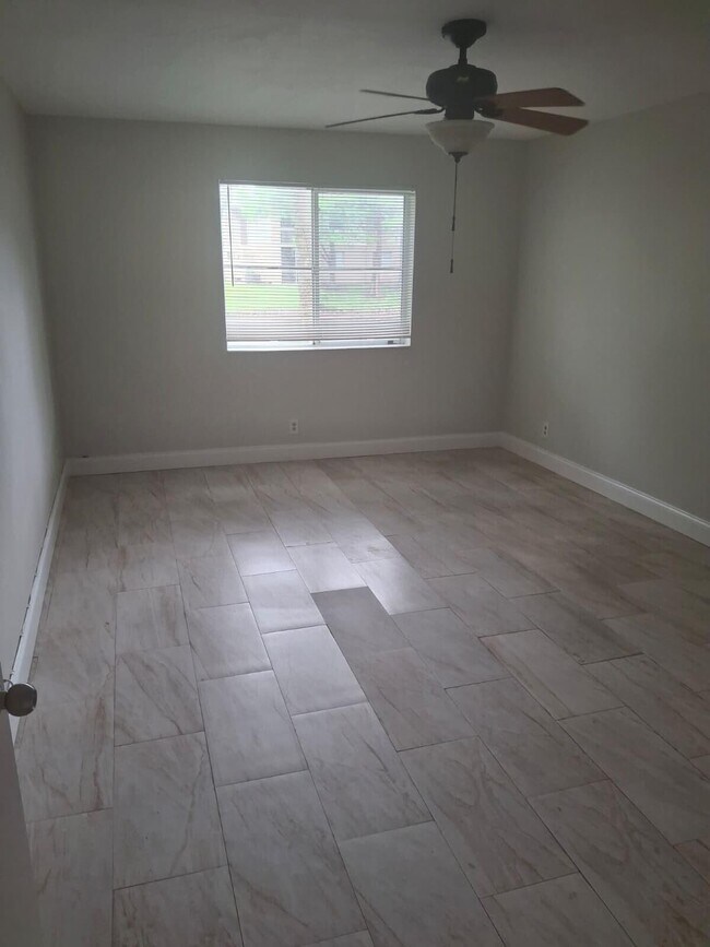 Building Photo - 9833 Westview Dr