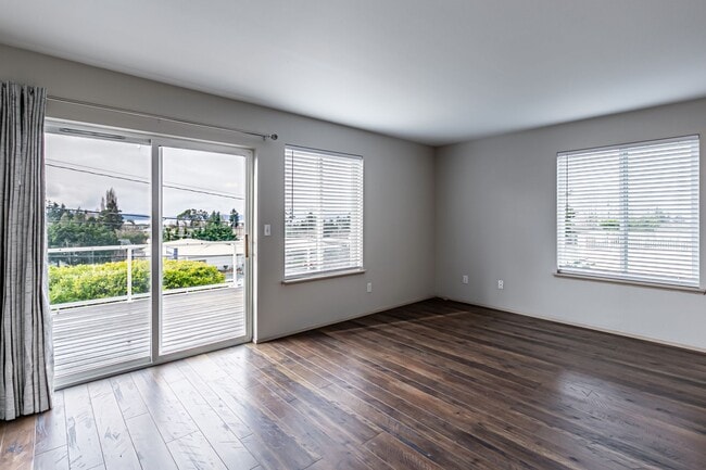 Building Photo - Wonderful Townhome in Browns Point with VIEWS!