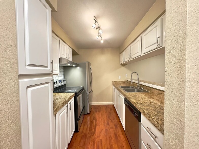 Building Photo - 412 Center Rd