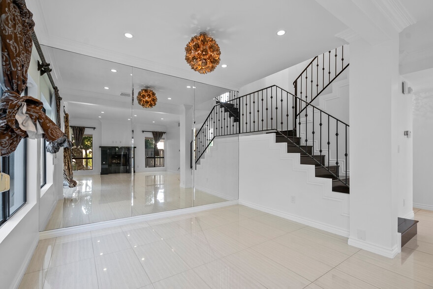 Bonus Room - 1734 N Verdugo Rd