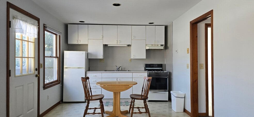 Kitchen - 100 Dogwood Ln