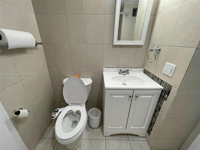 Building Photo - 1817 S Ocean Dr