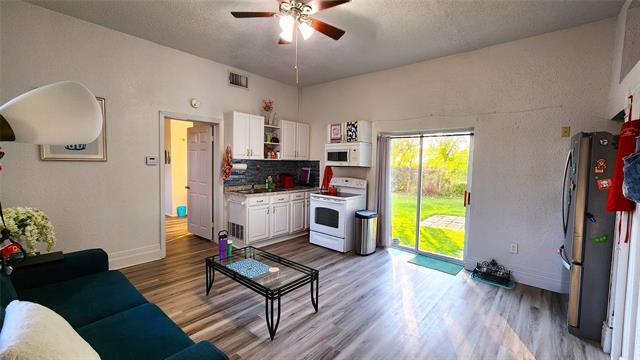 Building Photo - 145 N Kealy Ave