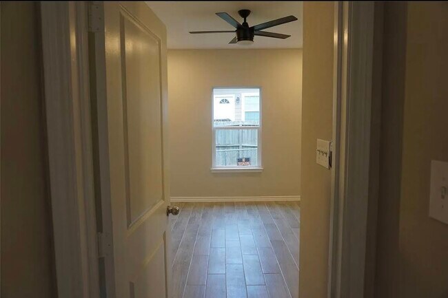 Building Photo - 16706 E Hammon