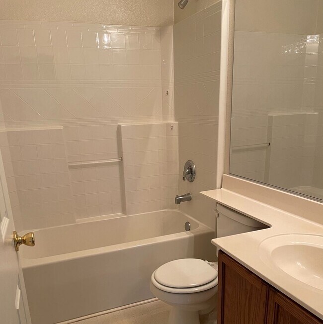 Building Photo - Beautiful 3-bedroom home available in East...